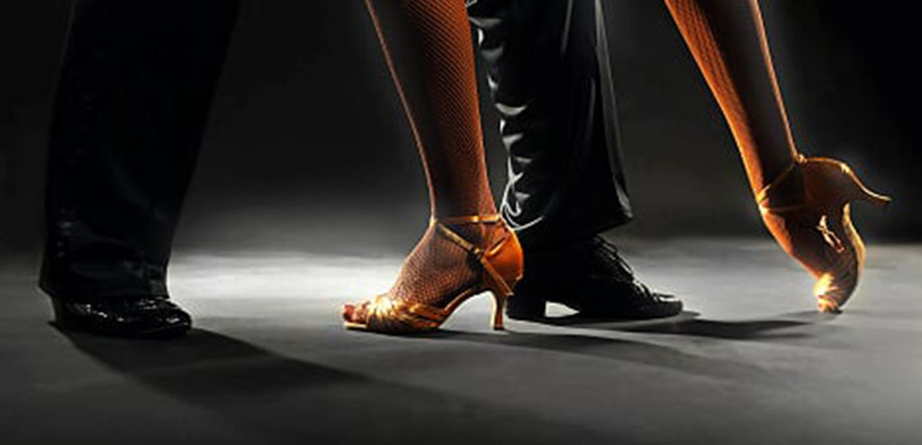 piedi di ballerini che ballano un tango